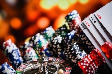 Qiu Qiu mobile app interface showing hand rankings and live dealer camera on gcr77 login
